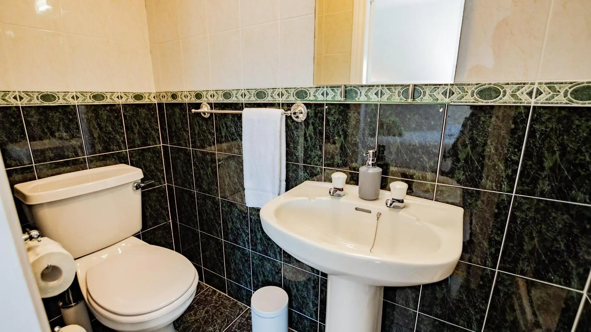 City Townhouse With Parking Galway Irlanda